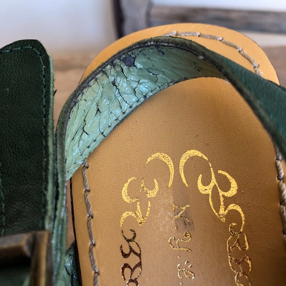 N.Y.L.A. Hunter Green Leather Wood Platform Open Toe Gold Metal O-Ring Studs 7.5 - Picture 11 of 12